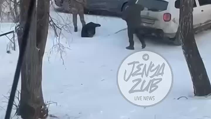 В поселке Харьковской области тцкшники с нескольких попыток не смогли затолкать мужчину в машину, даже применили газовый баллончик