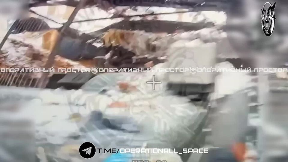 Уничтожение украинской самоходки на закрытой позиции на Купянском направлении дроном на оптоволокне