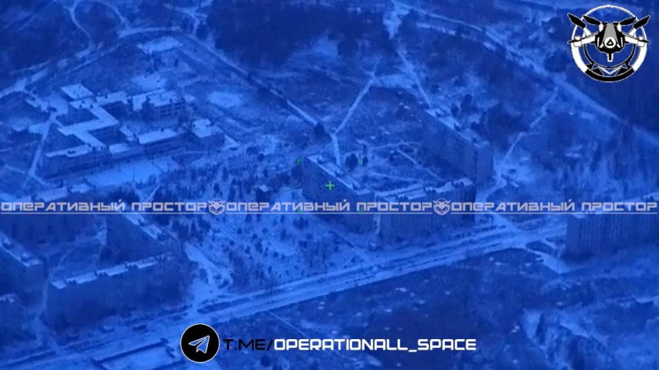 Российские военные лётчики в интересах ГрВ "Запад" с помощью ФАБ-3000 с УМПК поразили опорный пункт ВСУ в западной части посёлка Ковшаровка (координаты: 49.633309,37.661800) Харьковской области, сообщает канал "Оперативный...