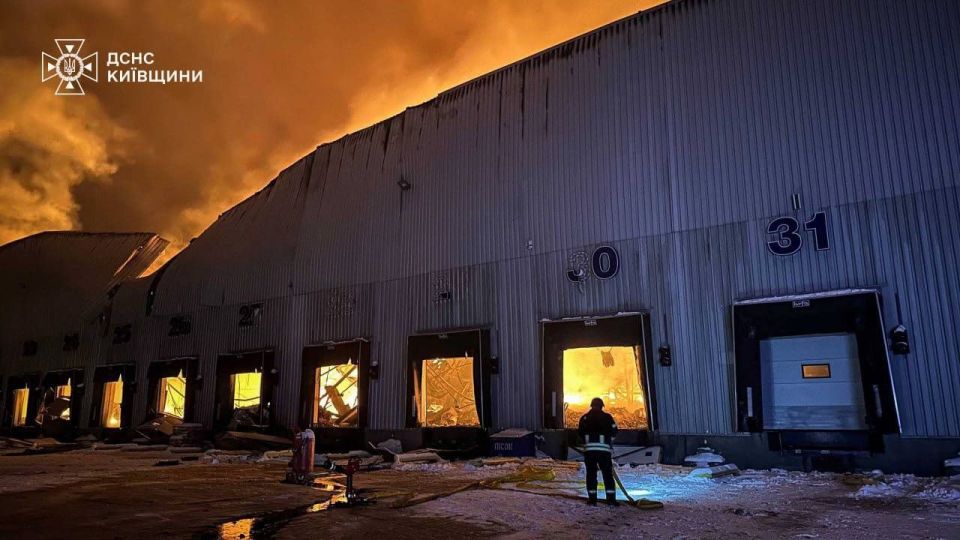 Кадры склада фабрики «Рошен» (Roshen) в Киевской области после ночных прилетов Гераней