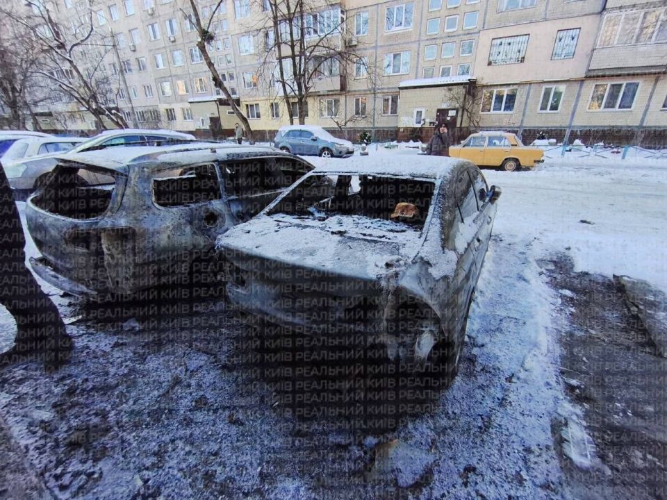 В Сумах местные жители публикуют видео, как "Гербера" скидывает FPV-дрон В Сумах местные жители публикуют видео, как "Гербера" скидывает FPV-дрон