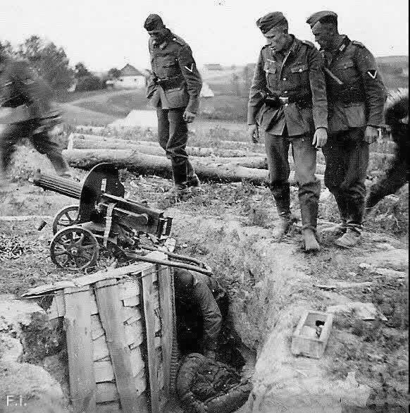 Роман Насонов: Немецкие солдаты рядом с погибшим расчётом станкового пулемёта "Максим"