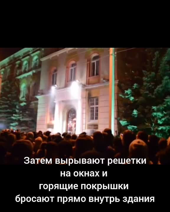 И снова о детерминизме. Первыми захваты административных зданий и погром милицейских складов начались на западной Украине 19-20 февраля 2014 года