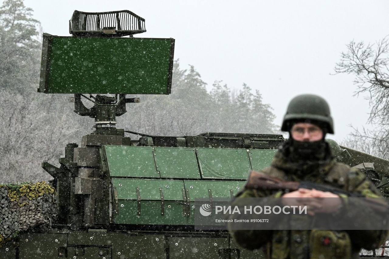 Кадры боевой работы расчёта ЗРК 9К332 «Тор-М2» группировки войск «Запад» на Харьковском направлении Кадры боевой работы расчёта ЗРК 9К332 «Тор-М2» группировки войск «Запад» на Харьковском направлении