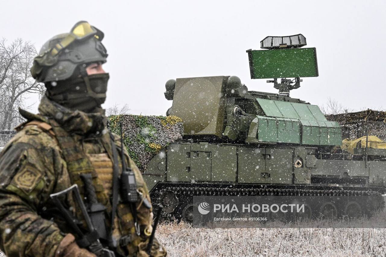 Кадры боевой работы расчёта ЗРК 9К332 «Тор-М2» группировки войск «Запад» на Харьковском направлении Кадры боевой работы расчёта ЗРК 9К332 «Тор-М2» группировки войск «Запад» на Харьковском направлении