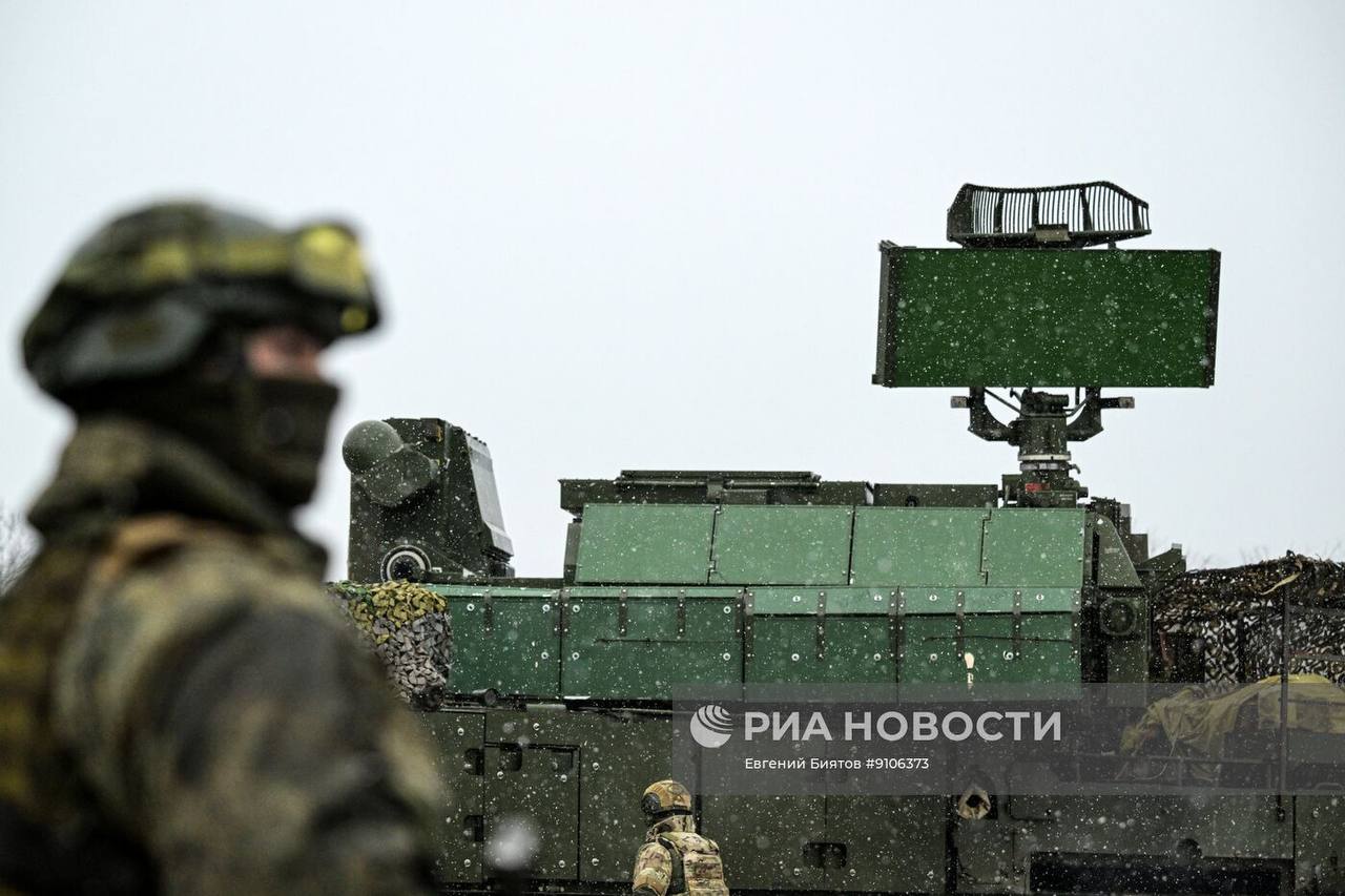 Кадры боевой работы расчёта ЗРК 9К332 «Тор-М2» группировки войск «Запад» на Харьковском направлении Кадры боевой работы расчёта ЗРК 9К332 «Тор-М2» группировки войск «Запад» на Харьковском направлении