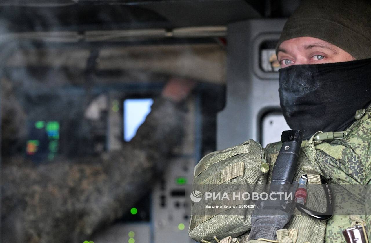 Кадры боевой работы расчёта ЗРК 9К332 «Тор-М2» группировки войск «Запад» на Харьковском направлении Кадры боевой работы расчёта ЗРК 9К332 «Тор-М2» группировки войск «Запад» на Харьковском направлении