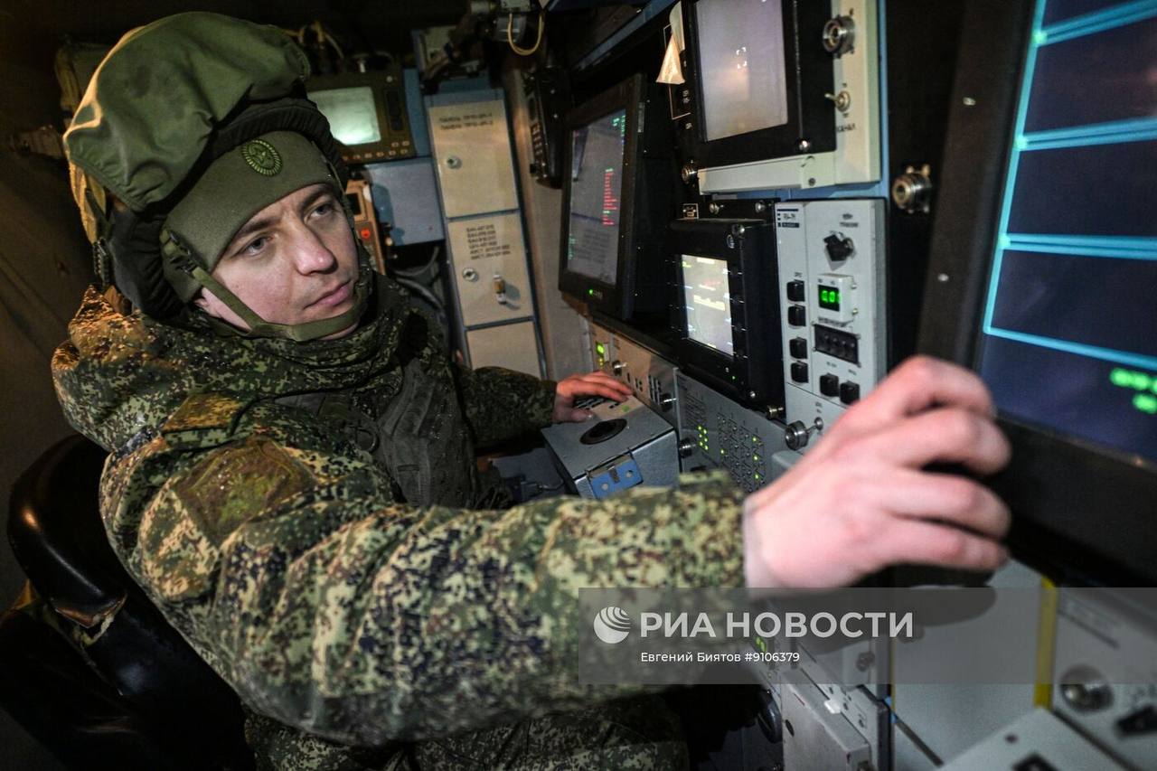 Кадры боевой работы расчёта ЗРК 9К332 «Тор-М2» группировки войск «Запад» на Харьковском направлении Кадры боевой работы расчёта ЗРК 9К332 «Тор-М2» группировки войск «Запад» на Харьковском направлении