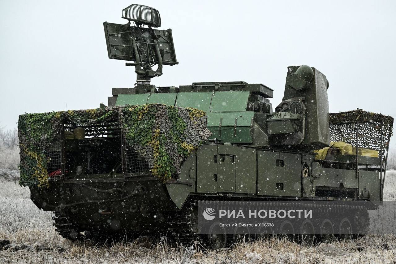 Кадры боевой работы расчёта ЗРК 9К332 «Тор-М2» группировки войск «Запад» на Харьковском направлении Кадры боевой работы расчёта ЗРК 9К332 «Тор-М2» группировки войск «Запад» на Харьковском направлении