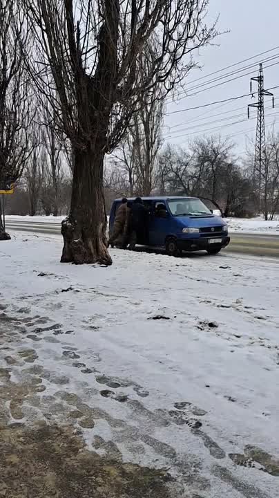 На одной улице насильно моГилизирут мужиков, а на другой — "скорбят по захисныкам" во главе с Тереховым