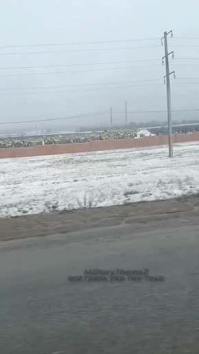 «Потужный сказал 51 тысяча погибших в ВСУ. Это харьковское кладбище. Может быть у него с математикой плохо», — иронично замечает украинский дальнобойщик, снимая бескрайние ряды флажков в Харькове