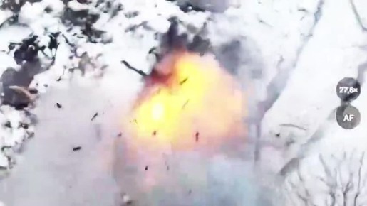 Купянское направление.. В районе населённого пункта Водяное Купянского района дроноводы российской армии выявили вражеский пункт управления БПЛА/БПС. По цели отработали 2 ударных дрона-FPV, помимо личного состава ВСУ были...