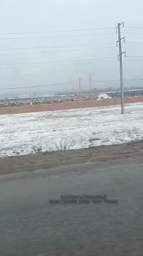 «Потужный сказал 51 тысяча погибших в ВСУ. Это харьковское кладбище. Может быть у него с математикой плохо», — иронично замечает украинский дальнобойщик, снимая бескрайние ряды флажков в Харькове