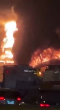 "Два беспилотника атаковали посольство США в Эр-Рияде, вызвав небольшой пожар и причинив незначительный ущерб", заявили саудовские официальные лица