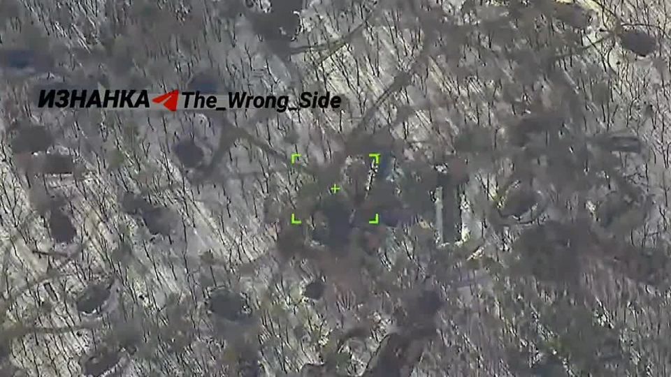 Российские военные ударили ракетой ОТРК "Искандер-М" по лагерю 125-й бригады ВСУ около Малиновки Харьковской области, сообщает Telegram-канал "Изнанка"