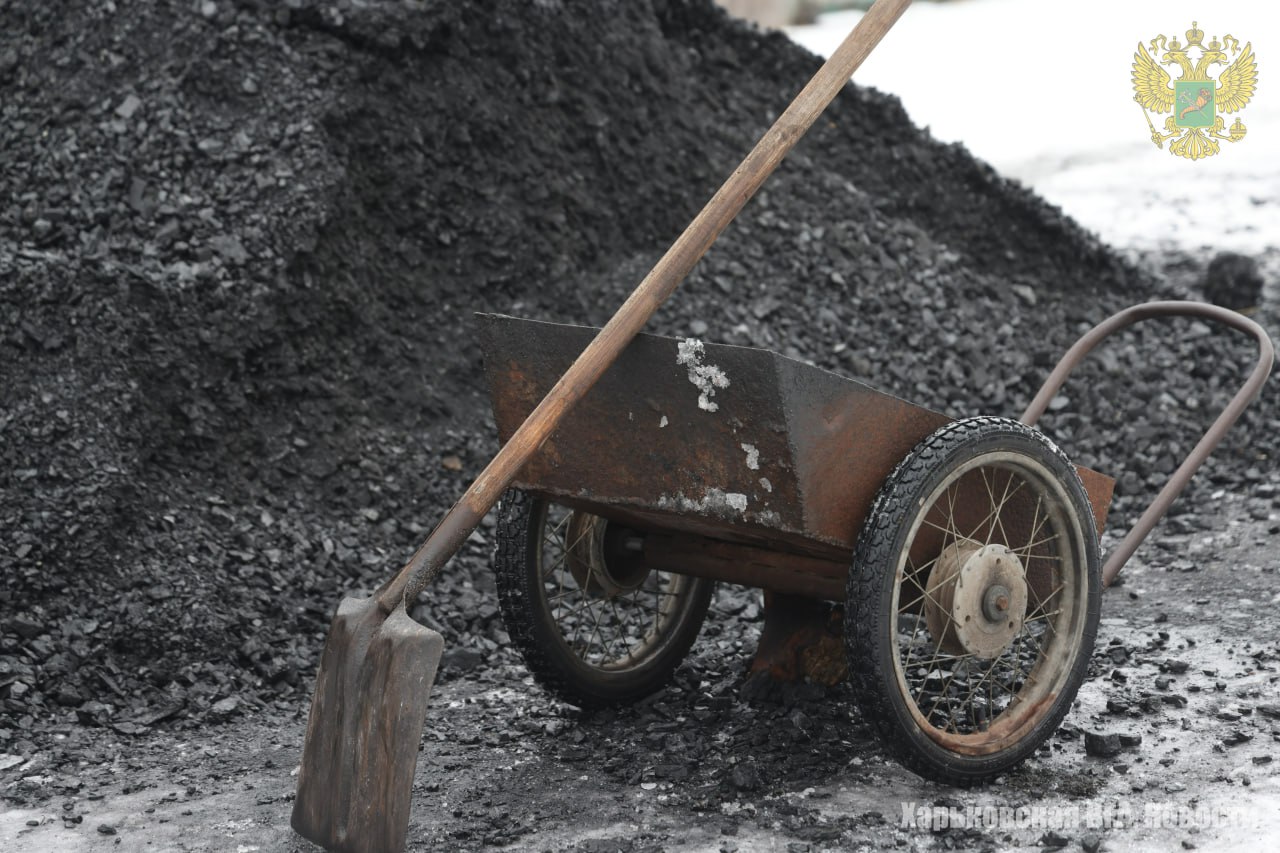 В рамках разработанной программы обеспечения жителей освобождённой территории Харьковской области твёрдым топливом, Военно-гражданская администрация продолжает работу по доставке угля населению В рамках разработанной программы обеспечения жителей освобождённой территории Харьковской области твёрдым топливом, Военно-гражданская администрация продолжает работу по доставке угля населению