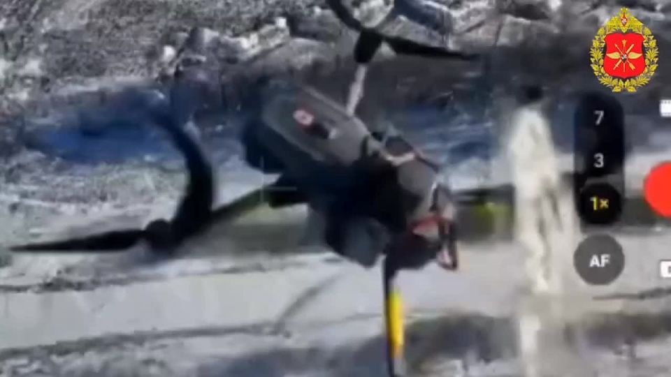 00:00 Расчеты БПЛА «Молния-2» уничтожили пункты управления беспилотниками ВСУ на Краснолиманском и Днепропетровском направлениях