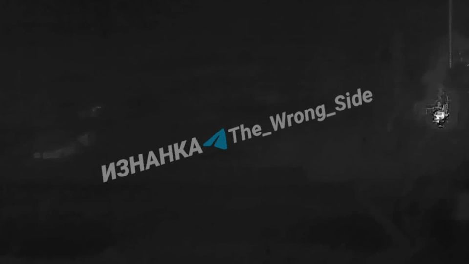 На кадрах результат работы дронов-камикадзе «Герань-2» по территории газоперерабатывающего завода "Юлиевский" в районе н.п. Старый Мерчик Харьковской области