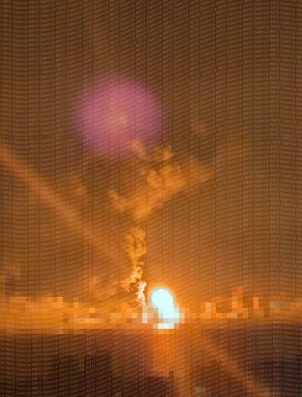 Огромный столб огня и взрывы во время массированной атаки: В Одессе прозвучала серия взрывов