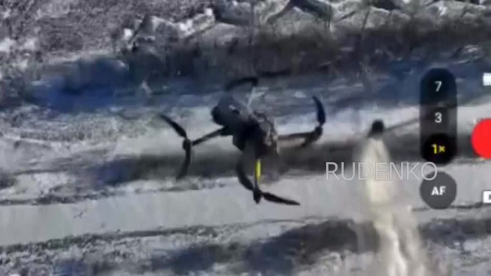 Андрей Руденко: Кадры уничтожения БпЛА гекса- и квадрокоптерного типа подразделений ВСУ операторами FPV-истребителей войск беспилотных систем группировки войск «Запад» в зоне проведения СВО в Харьковской области