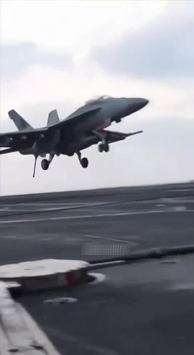 Американский истребитель F/A-18F рухнул в море при посадке на авианосец после боевого вылета против Ирана