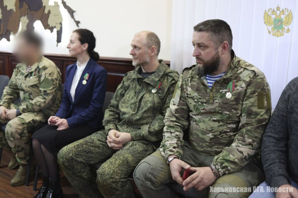 Глава ВГА Харьковской области Виталий Ганчев наградил медалями «За участие в Харьковском сопротивлении» харьковчан, которые в 2014 году отстаивали право говорить на русском языке, принимали активное участие в защите города... Глава ВГА Харьковской области Виталий Ганчев наградил медалями «За участие в Харьковском сопротивлении» харьковчан, которые в 2014 году отстаивали право говорить на русском языке, принимали активное участие в защите города...