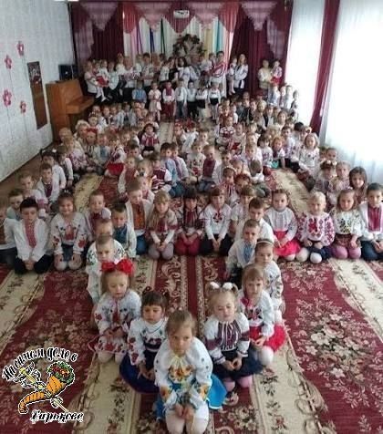Тризуб на коленях. На Украине продолжается флешмоб, где дети на коленях выстраиваются в форме украинского герба Тризуб на коленях. На Украине продолжается флешмоб, где дети на коленях выстраиваются в форме украинского герба