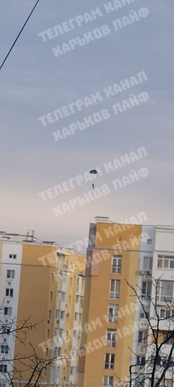 Взрывы и шок в Харькове: "пилот беспилотника" выпрыгнул с парашютом после атаки Взрывы и шок в Харькове: "пилот беспилотника" выпрыгнул с парашютом после атаки