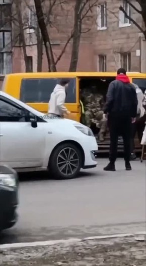 В Харькове люди неожиданно объединились, взяли в окружение бус ТЦК, вырвали дверь и вытащили мужика, которого уже упаковали в бусик