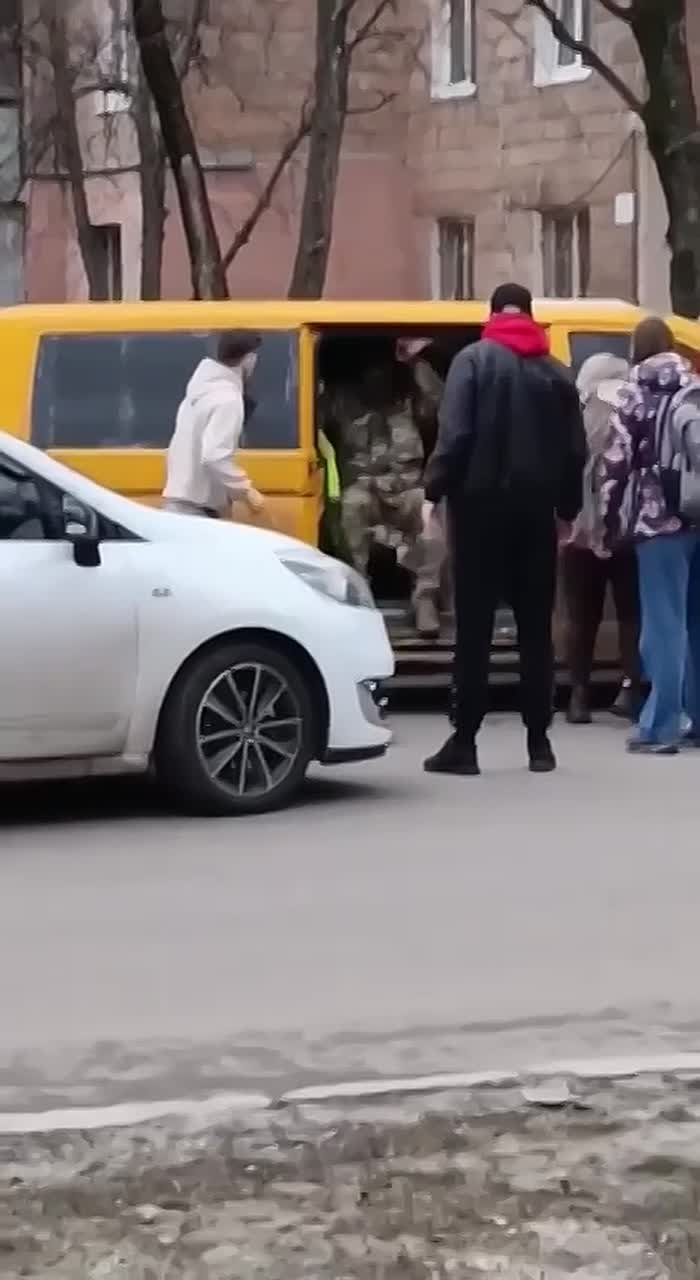 Харьковчане вытащили из автобуса ТЦК мужчину, которого хотели отправить на фронт скотобойню