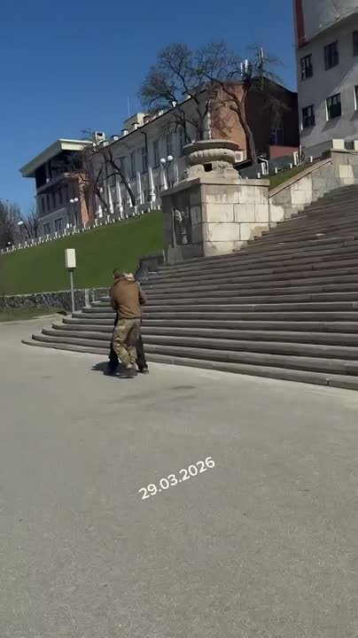 Харьков.. Самый центр города. И снова женщины отбили пацана от ТЦКшного шакалья. Это русский Харьков. Они там рыпаются женщин мобилизовывать, интересно видеть, как у них это получится