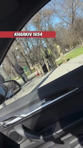 В Харькове ТЦКшники и сбили с ног мужчину для того, чтобы бусифицировать