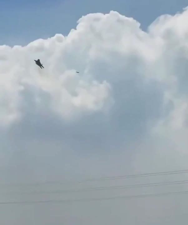 ������������ F-15 ��������� ����������� �������� "�����", ��������� �� ���� � ������ ��������� ������, �� ���������