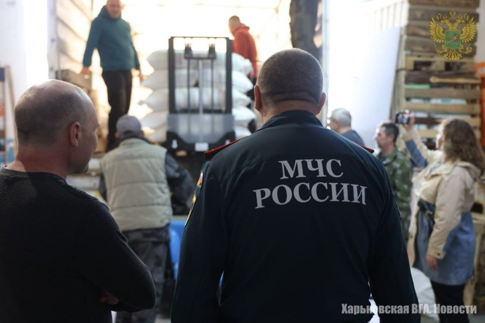 Российское МЧС отправило на склад Военно-гражданской администрации (ВГА) около 40 тонн муки и свыше двух тонн макаронных изделий Российское МЧС отправило на склад Военно-гражданской администрации (ВГА) около 40 тонн муки и свыше двух тонн макаронных изделий
