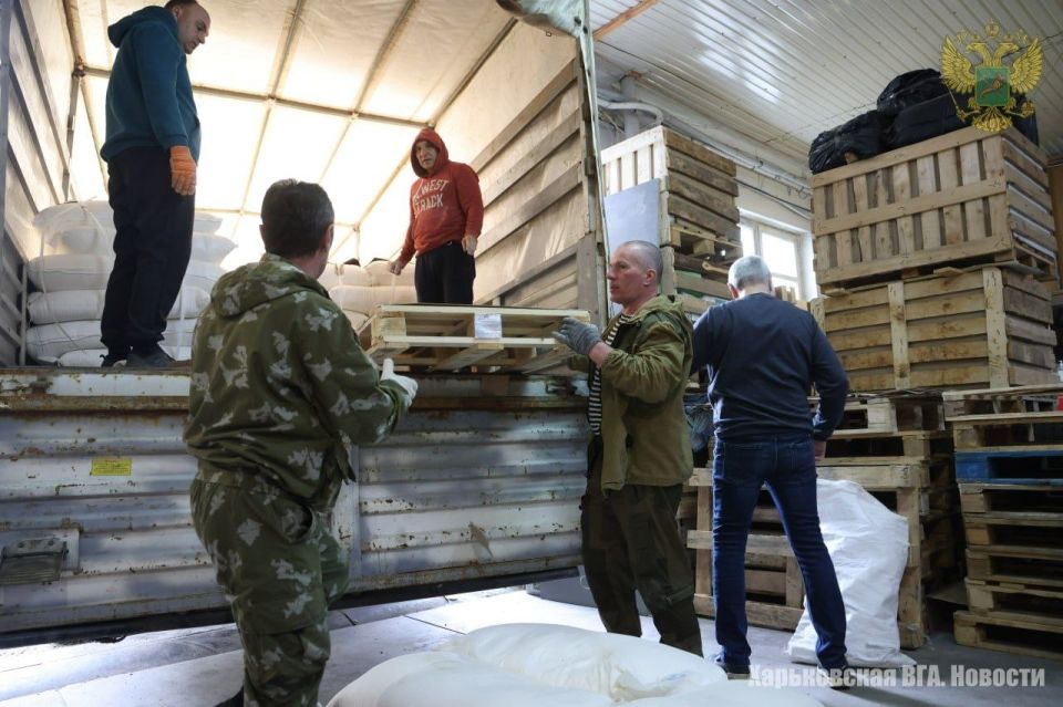 Российское МЧС отправило на склад Военно-гражданской администрации (ВГА) около 40 тонн муки и свыше двух тонн макаронных изделий Российское МЧС отправило на склад Военно-гражданской администрации (ВГА) около 40 тонн муки и свыше двух тонн макаронных изделий