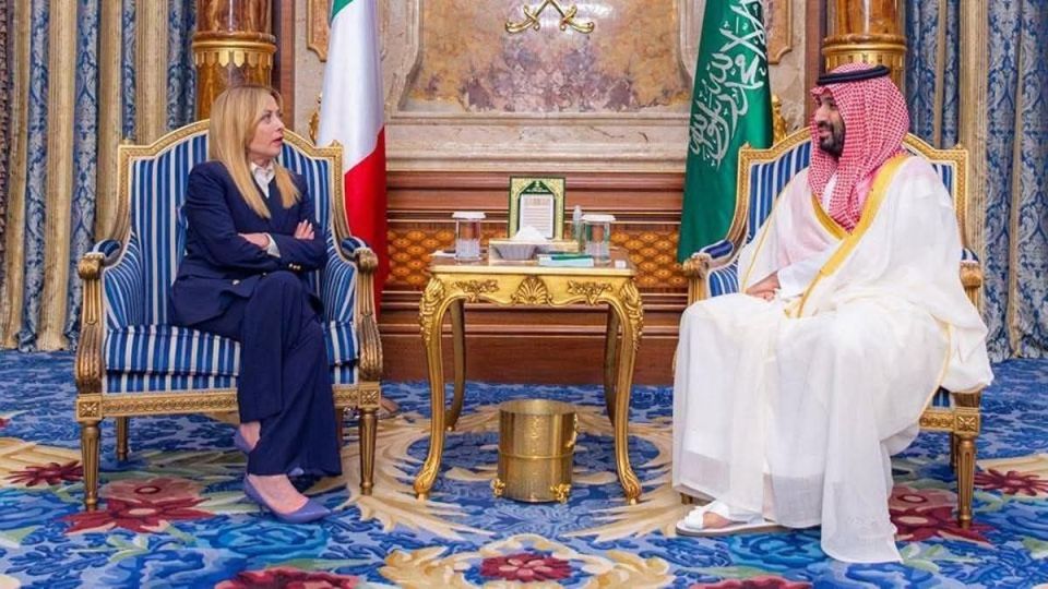 Мелони приехала выпрашивать нефть...поза, одежда, протоколы