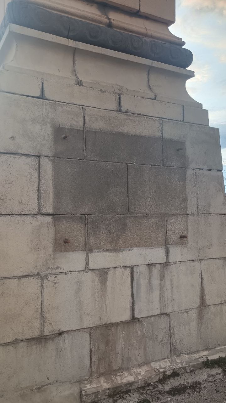 В Харькове на путепроводе имени Магомета Караева сбили табличку в его честь