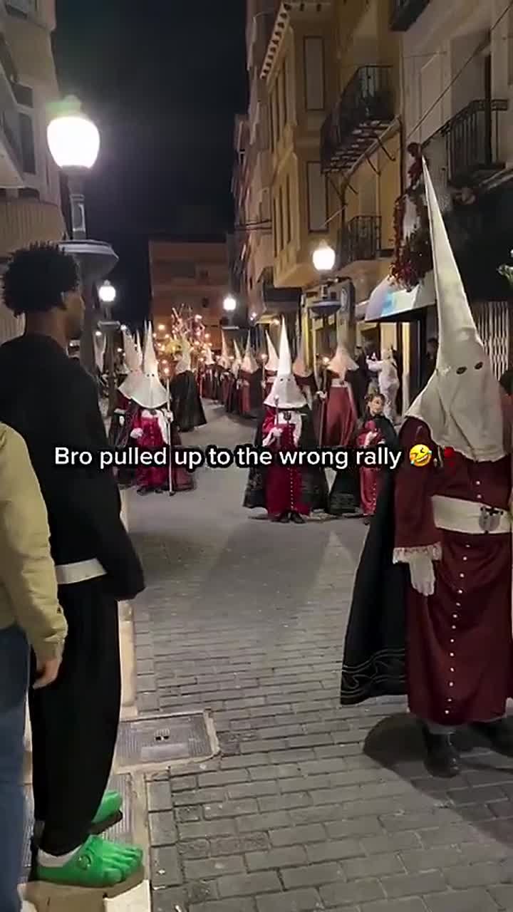 Лицо мигранта, когда он ещё не понял: он на шабаше ККК или на праздновании Пасхи в Испании