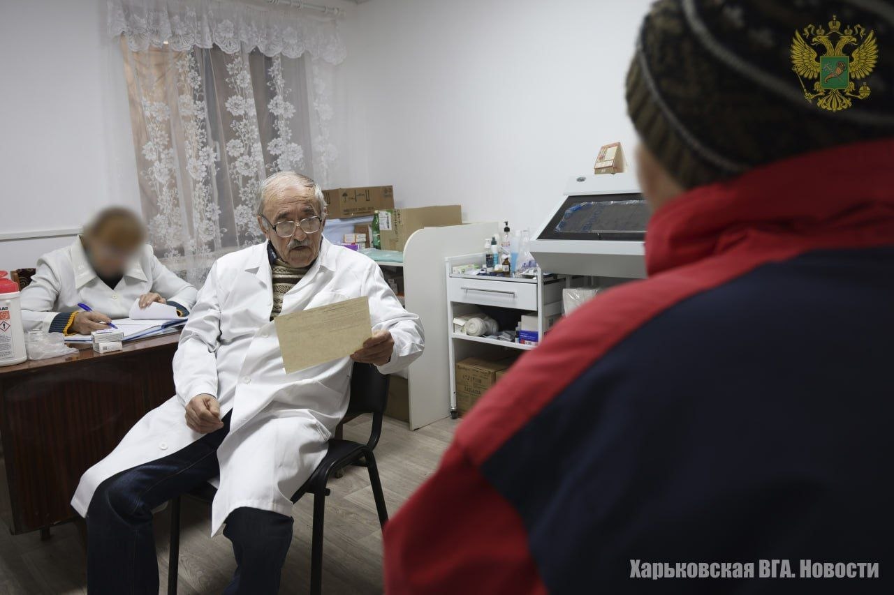 В одном из населенных пунктов Харьковской области, находящемся под административным управлением Военно-гражданской администрации, прошел выездной прием пациентов, организованный заведующим амбулаторией Александром Божковым