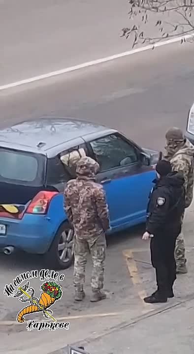 Он сам себя поджог. В декабре 2024 года, сотрудники Вышгородского РТЦК (Киевская область) и полиции "выкуривали" водителя из автомобиля