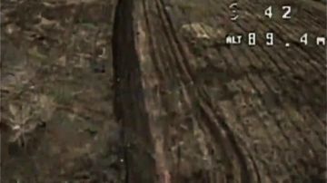 Прифронтовые дороги в направлении Купянска буквально завалены минами, подрываясь на которых противник продолжает нести серьёзные потери