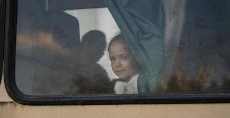 Гауляйтеры объявили обязательную эвакуацию детей