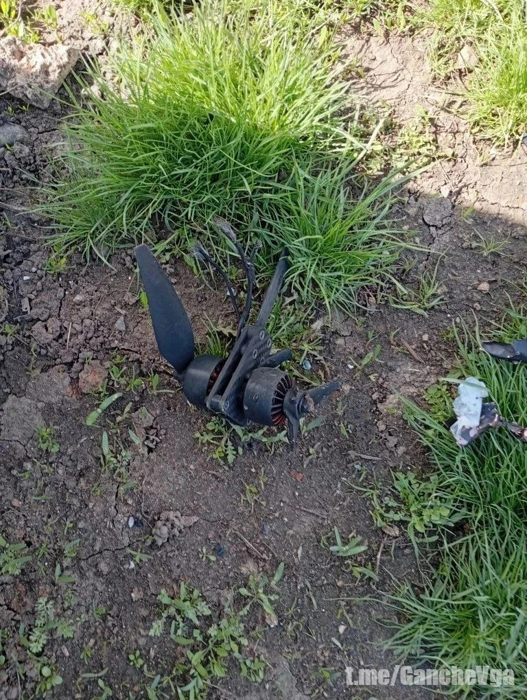 В селе Токаревка Купянского района боевики киевского режима, применяя FPV-дрон, нанесли удар по гражданскому автомобилю В селе Токаревка Купянского района боевики киевского режима, применяя FPV-дрон, нанесли удар по гражданскому автомобилю