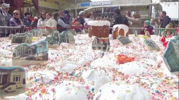 Кулич весом 600 кг и диаметром 3,5 м испекли в Крыму на праздник Светлой Пасхи