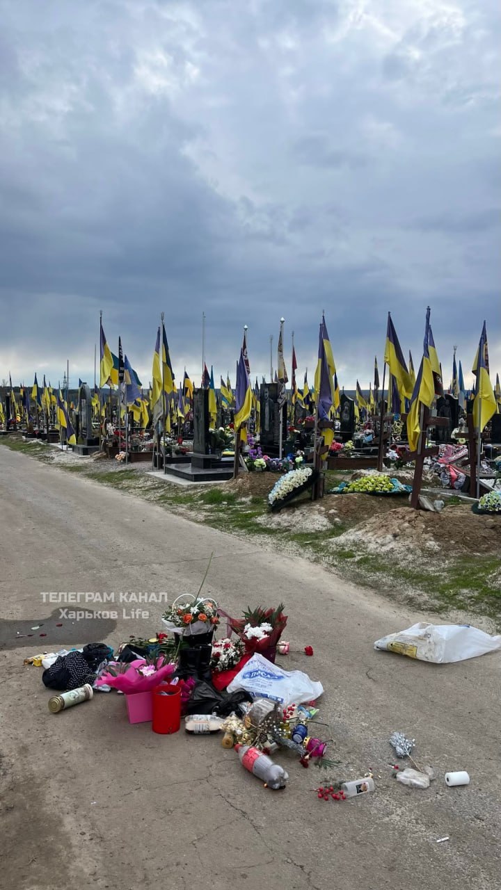 #украина_под_микроскопом: В Харькове на Аллее Славы женщина собирала вещи с могил, — пишут очевидцы в соцсети Threads
