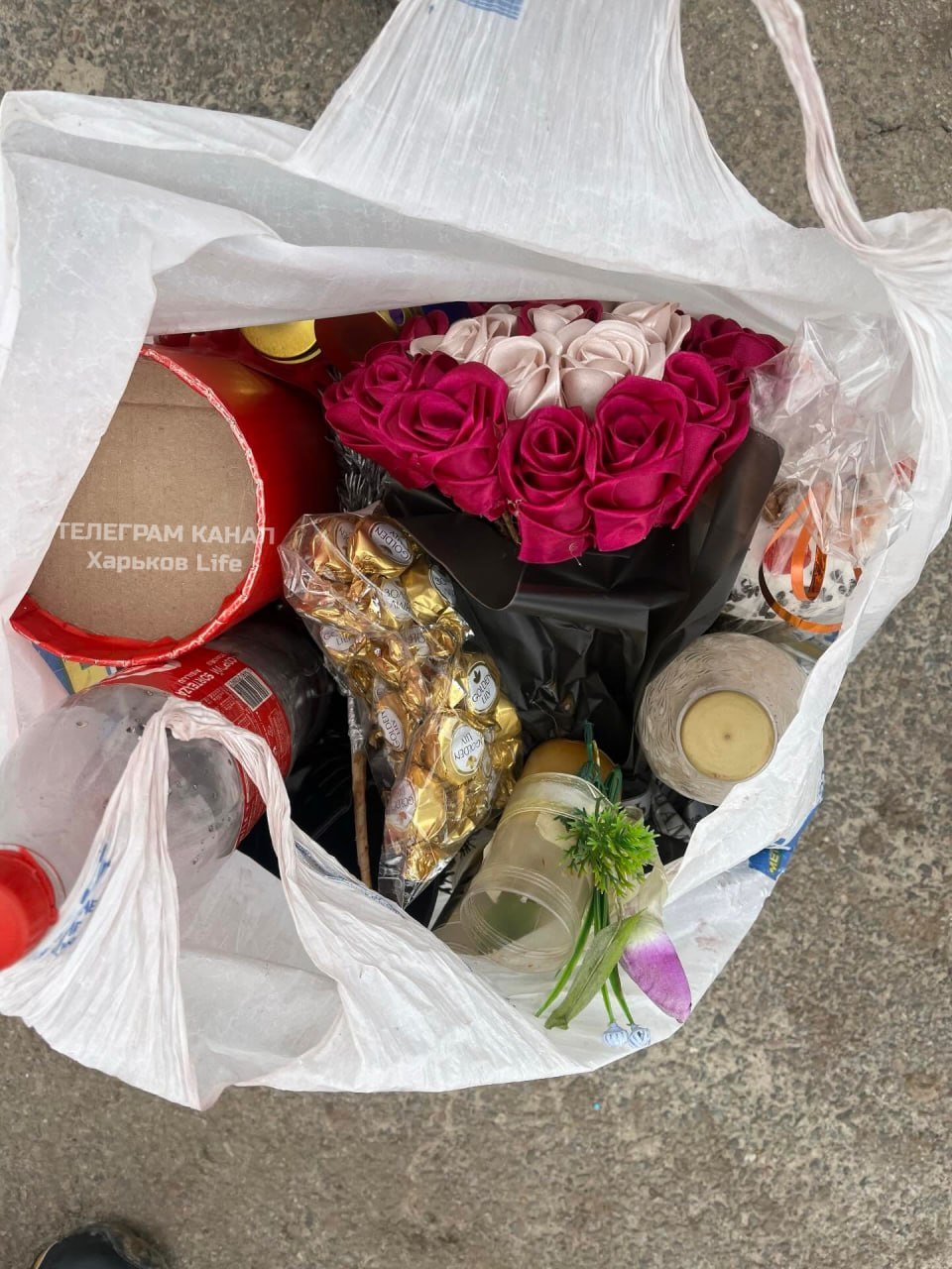 #украина_под_микроскопом: В Харькове на Аллее Славы женщина собирала вещи с могил, — пишут очевидцы в соцсети Threads #украина_под_микроскопом: В Харькове на Аллее Славы женщина собирала вещи с могил, — пишут очевидцы в соцсети Threads