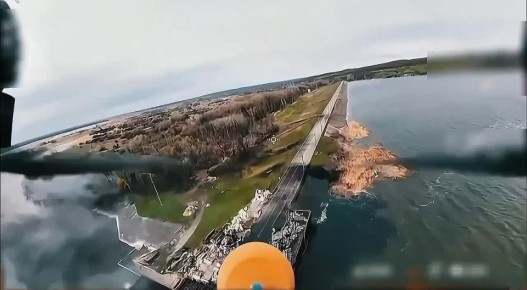 ВС РФ уничтожает дамбу в Харьковской области