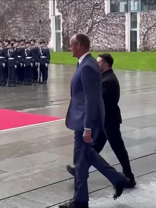 Криворожский черкаш натянул свои знаменитые парадно-выходные гавнодавы с пневмоподвеской и двинул галопом по Гейропам