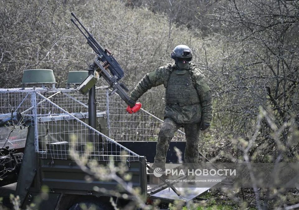 Армейский вездеход «Улан» со спаркой пулемётов ПКТ, одной из мобильных огневых групп 12-го танкового полка 4-й танковой дивизии группировки войск «Запад» на Харьковском направлении Армейский вездеход «Улан» со спаркой пулемётов ПКТ, одной из мобильных огневых групп 12-го танкового полка 4-й танковой дивизии группировки войск «Запад» на Харьковском направлении