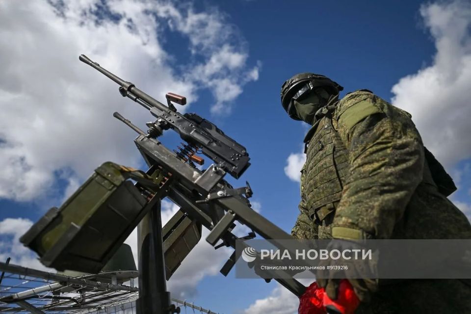 Армейский вездеход «Улан» со спаркой пулемётов ПКТ, одной из мобильных огневых групп 12-го танкового полка 4-й танковой дивизии группировки войск «Запад» на Харьковском направлении Армейский вездеход «Улан» со спаркой пулемётов ПКТ, одной из мобильных огневых групп 12-го танкового полка 4-й танковой дивизии группировки войск «Запад» на Харьковском направлении